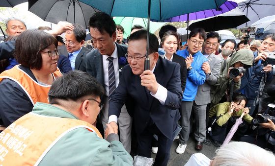 지역 장애인과 인사 나누는 김부겸 전 총리