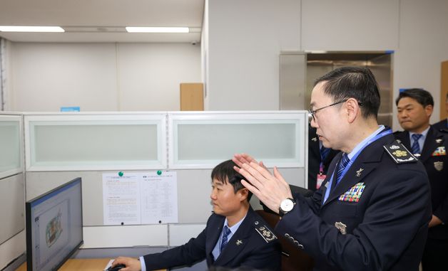 X-ray 판독화면 살펴보는 이명구 관세청장