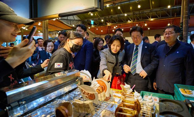 이재명 대통령 부부, 제주 동문시장 방문