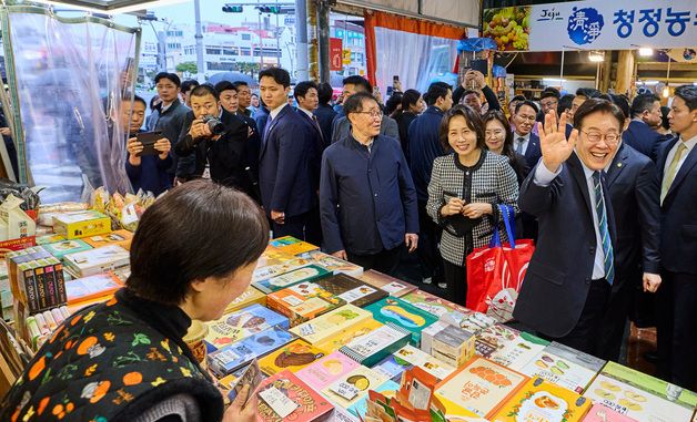제주 동문시장 방문한 이재명 대통령 부부