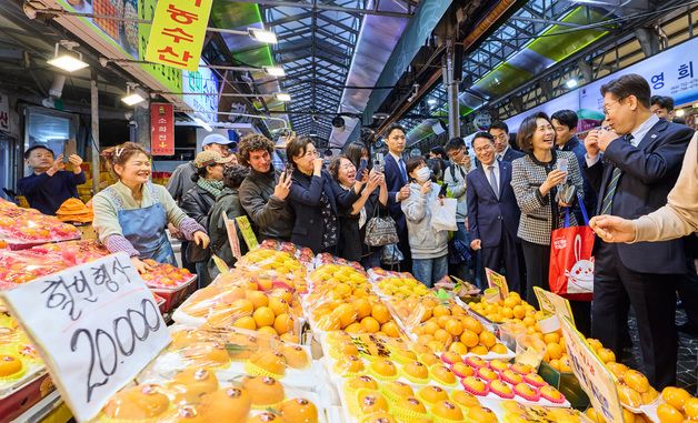 이재명 대통령 부부, 제주 동문시장 방문