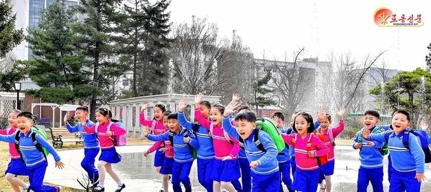 北 "학생들 기쁨 속 새 학기"…교복·학용품 공급 선전