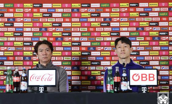 공식 기자회견 참석한 홍명보 감독과 이재성