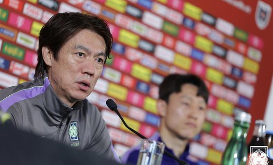 기자회견하는 홍명보 감독