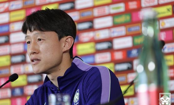 기자회견하는 이재성