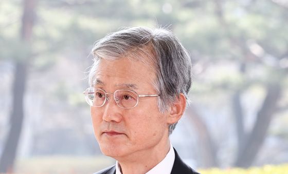 대법원 청사 출근하는 조희대 대법원장