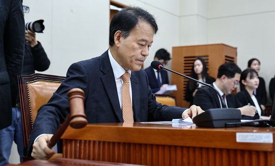 의사봉 두드리는 윤한홍 위원장