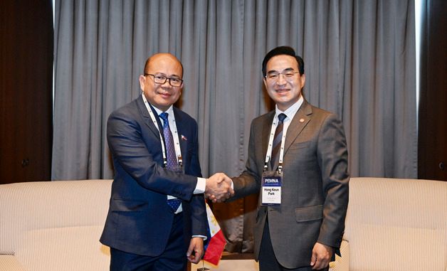 필리핀 예산관리부 장관과 기념촬영하는 박홍근 장관