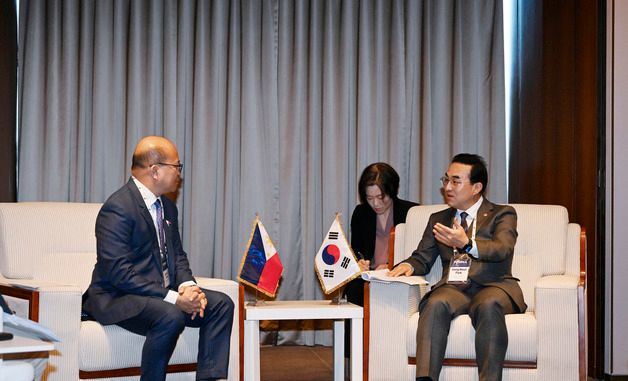 필리핀 예산관리부 장관 면담하는 박홍근 기획처 장관