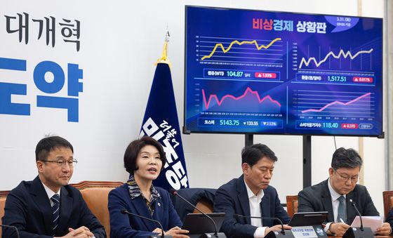 모두 발언하는 한정애 민주당 정책위의장