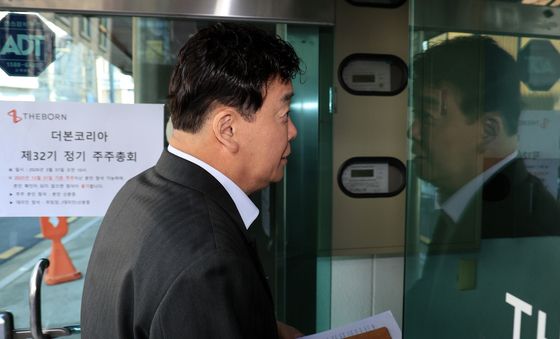 주주총회 입장하는 백종원 대표