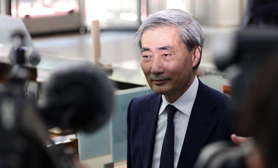 사무실 향하는 신현송 한은 총재 후보자