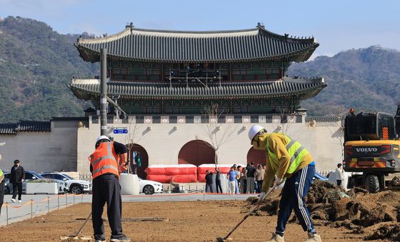 BTS 공연 후 잔디 교체하는 광화문 광장