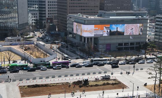 'BTS 공연 후 잔디 원상복구 작업'