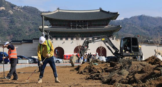 BTS 공연 후 잔디 교체하는 광화문 광장