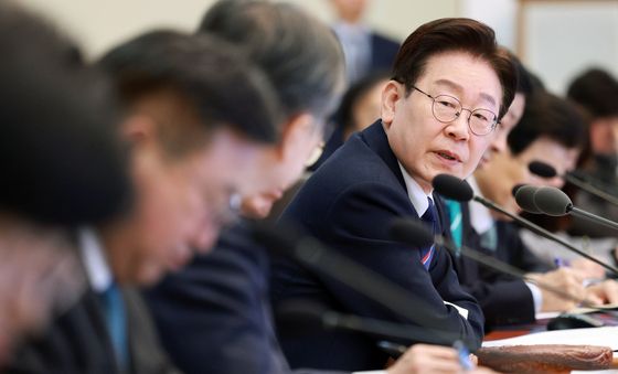 조현 장관에 질의하는 이재명 대통령