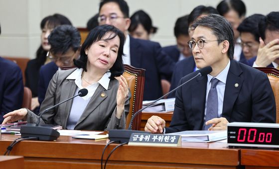 대화 나누는 송경희 위원장과 권대영 부위원장