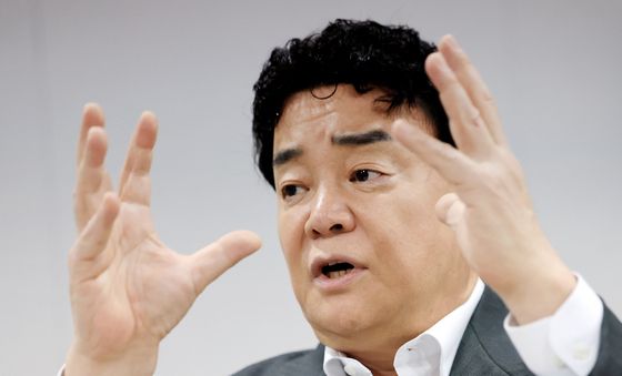 주주총회 마치고 기자간담회 갖는 백종원 대표