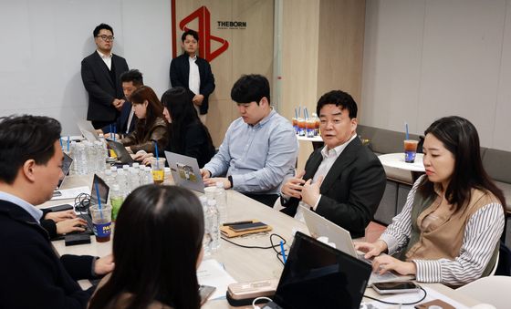 취재진 질문 답변하는 백종원 대표