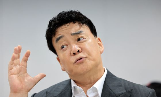 기자들에게 질문받는 백종원 대표