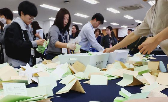 지방선거 앞두고 모의 개표 실습