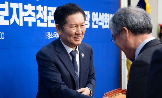 시·도당 비례대표후보자추천관리위원장들과 인사 나누는 정청래 대표