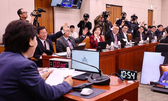 의사진행 발언 신청하는 국민의힘 의원들