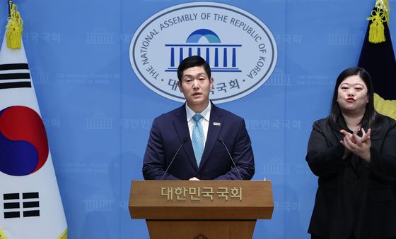 기자회견 하는 김재섭 의원