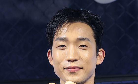 포즈 취하는 이상이