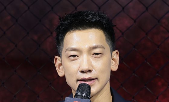 취재진 질문에 답하는 정지훈