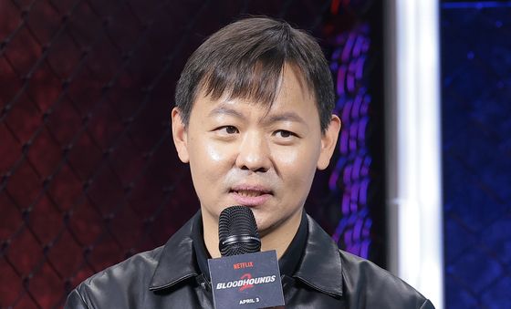 취재진 질문에 답하는 김주환 감독