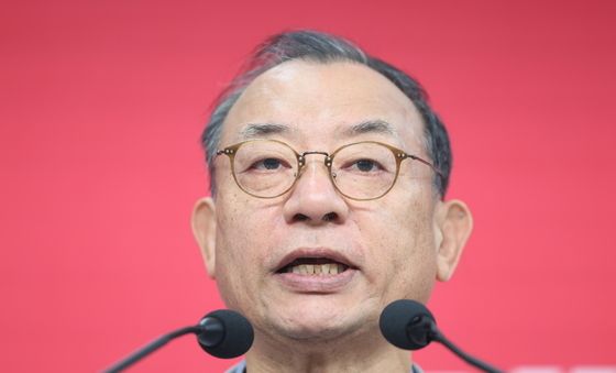 사퇴 기자회견 하는 이정현 공관위원장