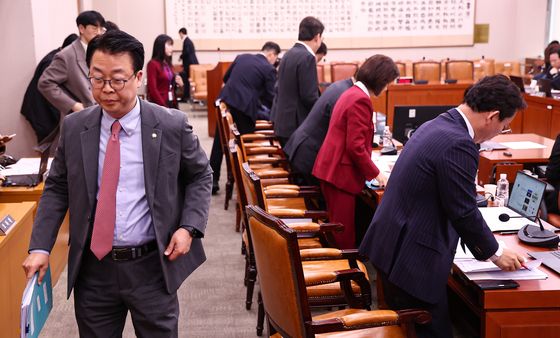 퇴장하는 국민의힘 의원들