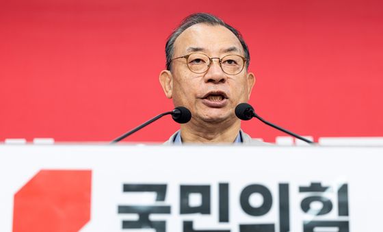 사퇴 기자회견하는 이정현