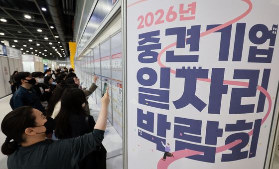 나에게 맞는 일자리 살펴보는 구직자들