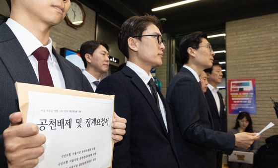 반박 기자회견하는 조정훈 의원