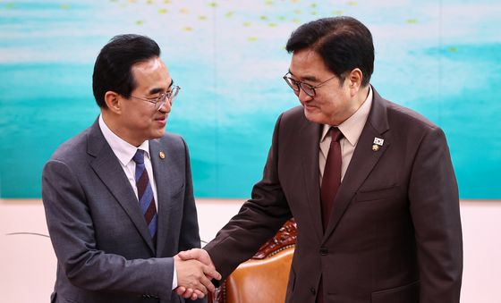 인사 나누는 우원식 의장과 박홍근 장관