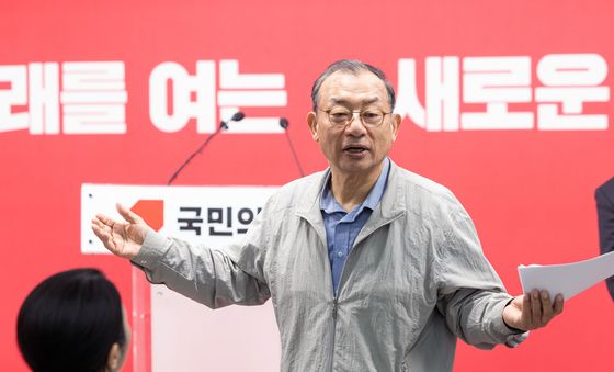 경선 결과 발표하는 이정현