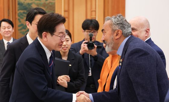 악수하는 이재명 대통령·아미 베라 미국 하원의원