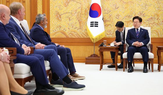 미국 하원의원단과 대화하는 이재명 대통령