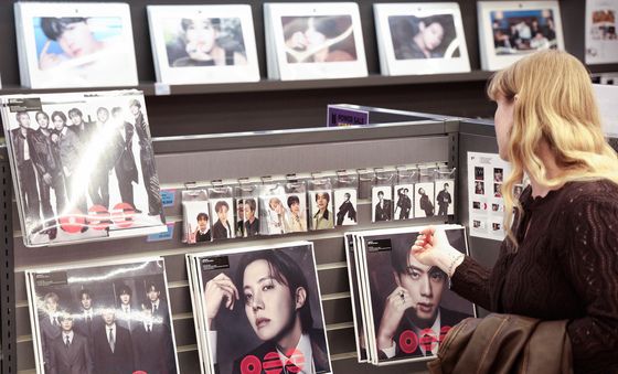 美 싱글·앨범 차트 정상...1위 휩쓰는 BTS