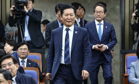 의원총회 참석하는 정청래 대표