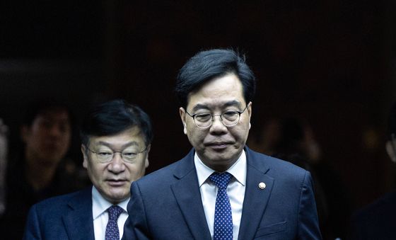 의총 향하는 송언석 원내대표