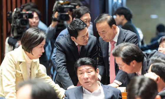 의원들과 대화 나누는 장동혁 대표