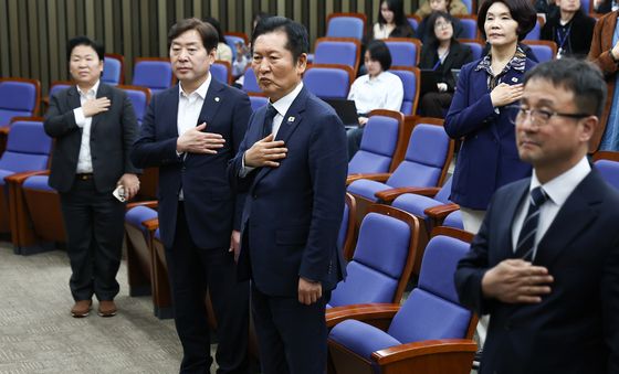 국민의례하는 정청래 대표