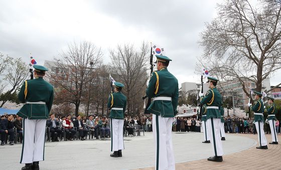 '경북대 벚꽃 축제' 육군 2작사 의장대 시범