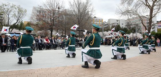 '경북대 벚꽃 축제' 육군 2작사 의장대 시범