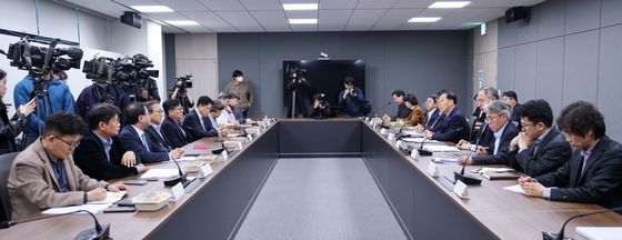 나프타 수급 불안, 보건의료업계 만난 복지부