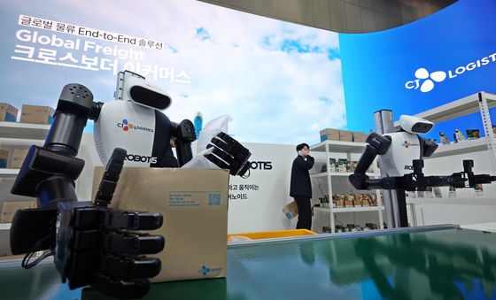 택배 작업하는 휴머노이드 로봇