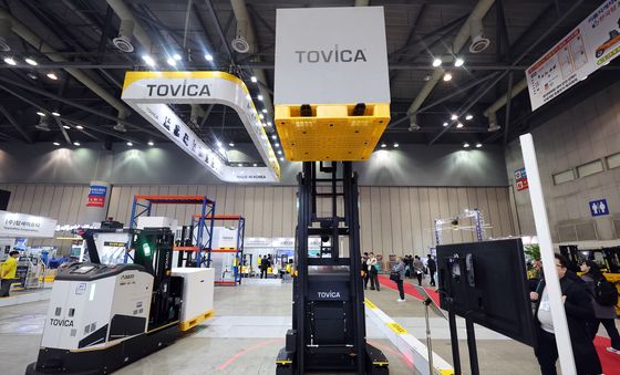 무인으로 움직이는 지게차